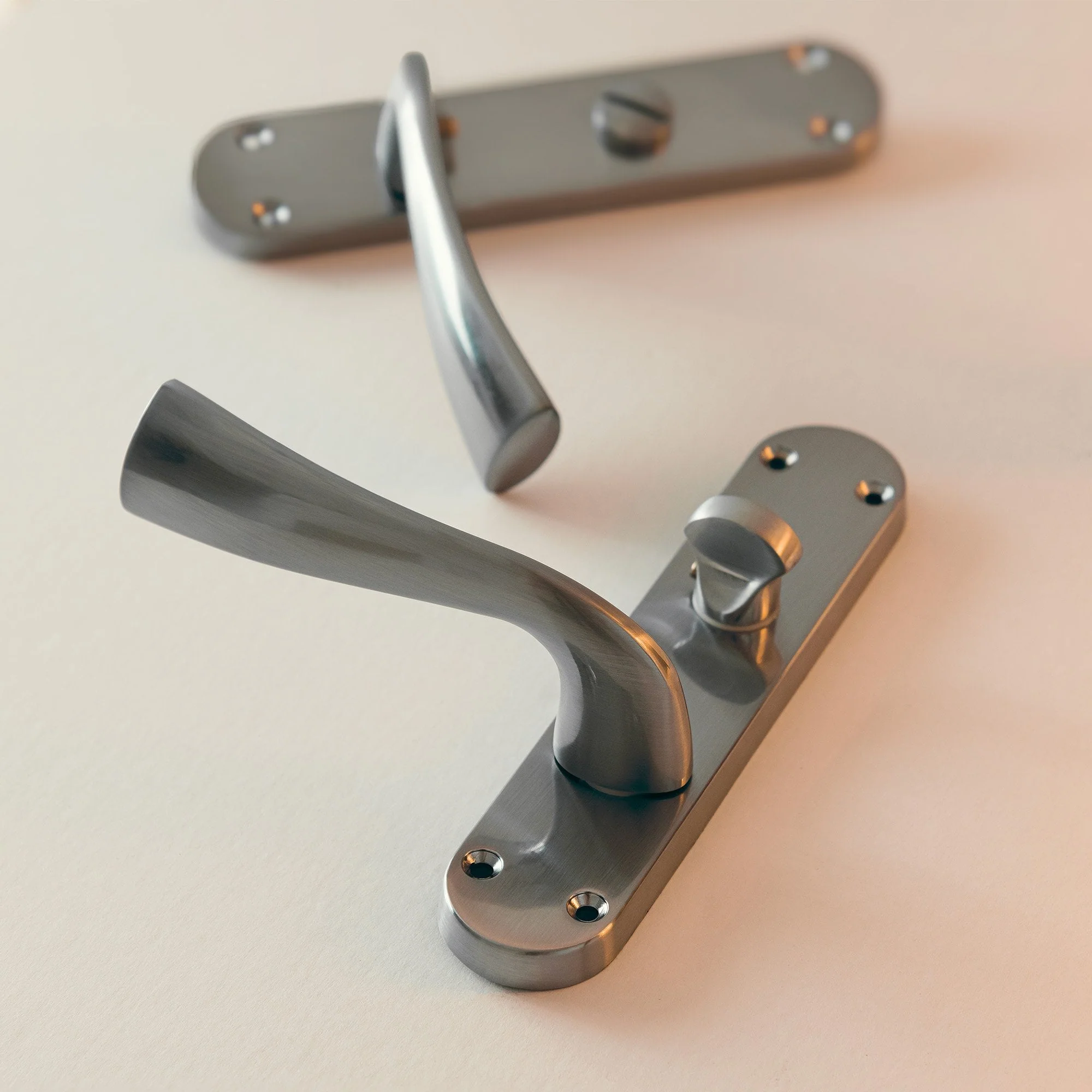 Scimitar Lever on Backplate Bathroom Door Handle Set - Satin Chrome (122292) - Image 4