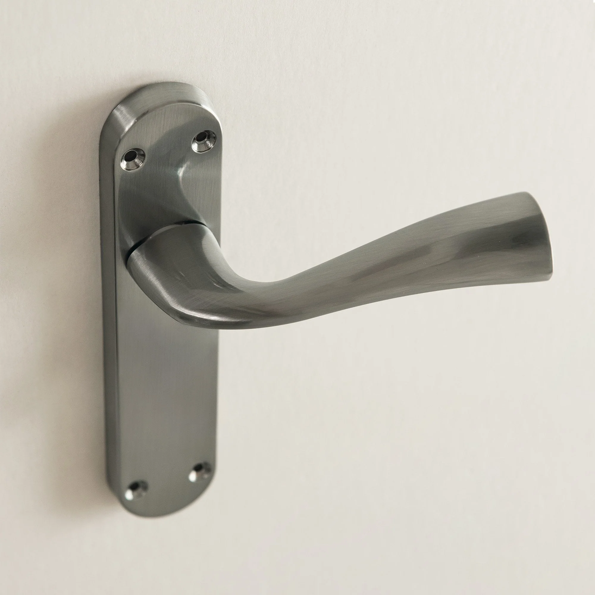Scimitar Lever on Backplate Door Handle Set - Satin Chrome (122291) - Image 2