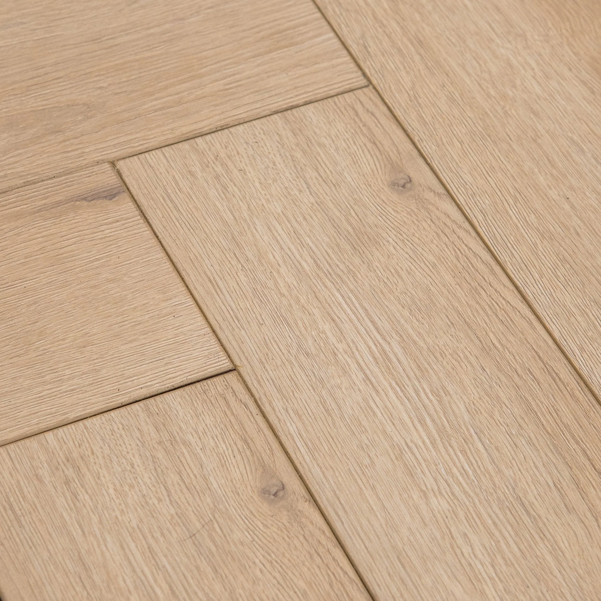 Pale Amberwood Oak - Comfort Luxe 12mm Laminate Herringbone Flooring (122145) - Image 3