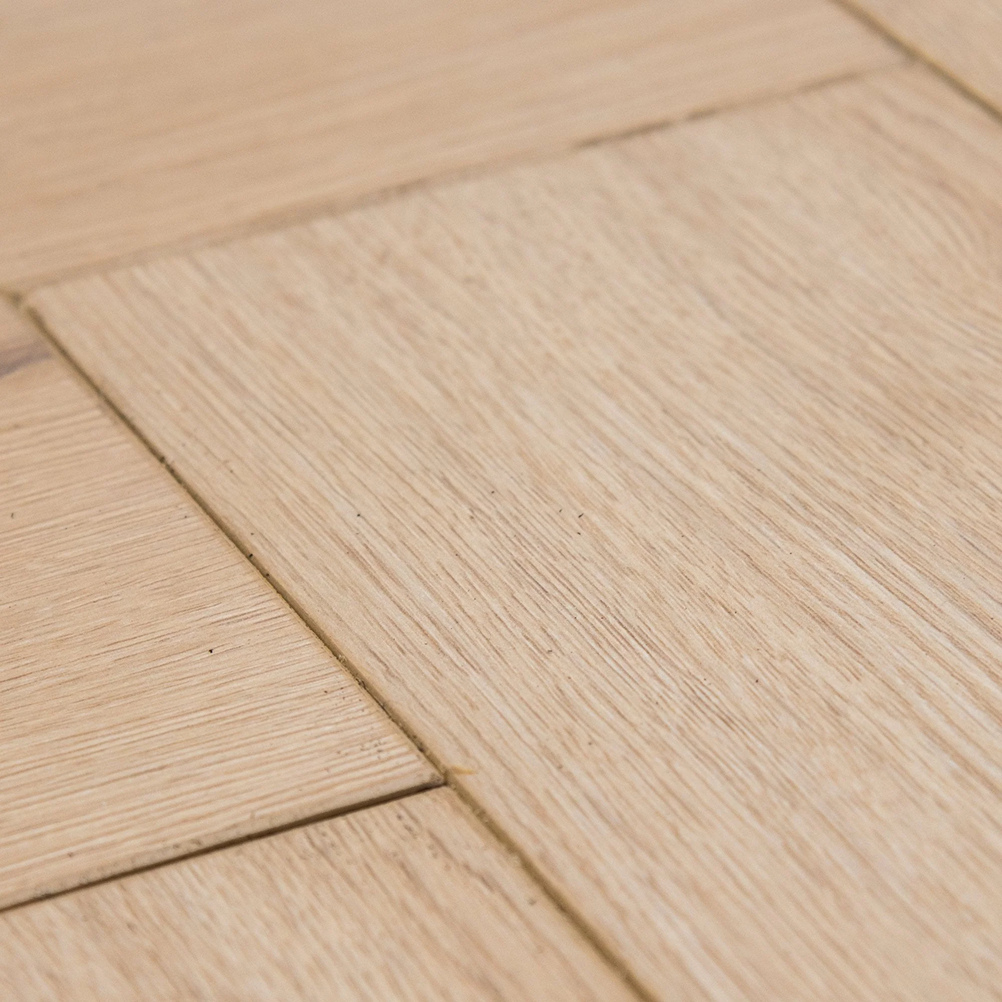 Pale Amberwood Oak - Comfort Luxe 12mm Laminate Herringbone Flooring (122145) - Image 4